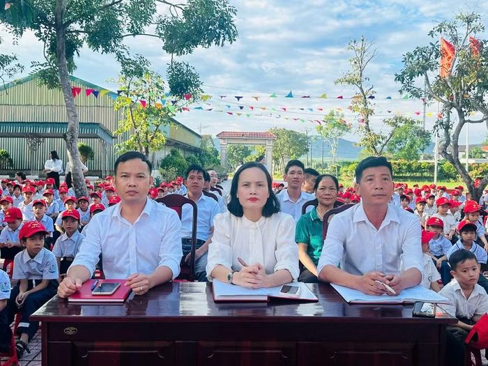 Lãnh đạo nhà trường tham dự lễ chào cờ và trao quà cho Tuyết Nhi.