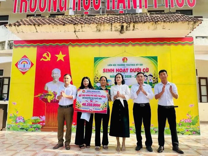 Cô Như Trang trao quà các tấm lòng hảo tâm gửi đến bé Tuyết Nhi.