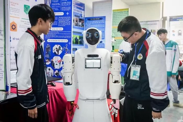 Học sinh Trường THPT B Nguyễn Khuyến bên sản phẩm Robot hình người ứng dụng trong thương mại điện tử và nhà máy số.