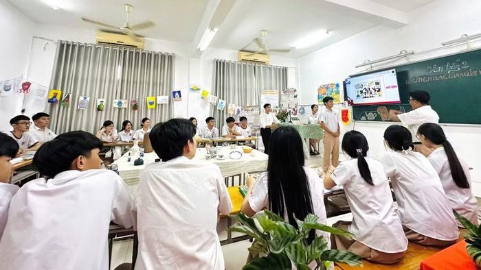 Các em học sinh sôi nổi trong giờ học Ngữ văn.