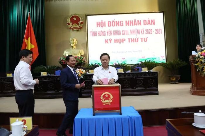 Ông Phạm Quang Ngọc, Bí thư Tỉnh ủy Hưng Yên; ông Trần Quốc Văn, Chủ tịch HĐND tỉnh; ông Trần Quốc Toản, Chủ tịch Ủy ban MTTQ Việt Nam tỉnh bỏ phiếu bầu chức vụ Phó Chủ tịch UBND tỉnh Hưng Yên, nhiệm kỳ 2026 - 2031 tại kỳ họp.
