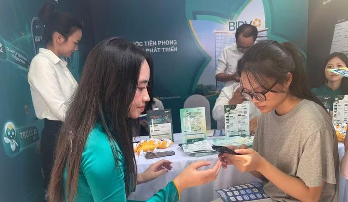 Rất nhiều tân sinh viên tham dự hội trại để nghe tư vấn về cơ hội việc làm của ngành mình theo học.