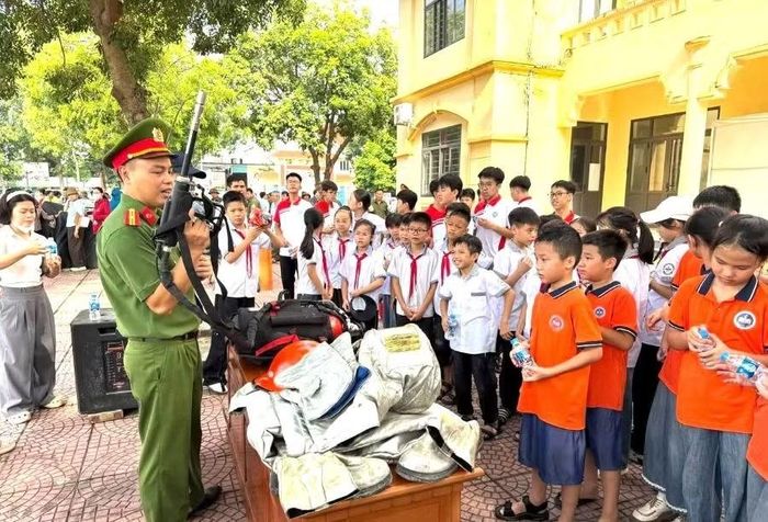 Học sinh xã Bình Nguyên được tuyên truyền kiến thức, kỹ năng xử lý tình huống khi xảy ra cháy, nổ.