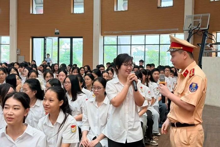 Học sinh Trường THPT chuyên Hùng Vương trao đổi, chia sẻ hiểu biết, nhận diện các tình huống khi tham gia giao thông.