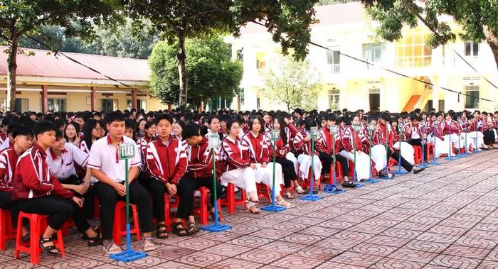 Học sinh Trường THPT Cao Bá Quát hưởng ứng Hội thi. (Ảnh: TT)