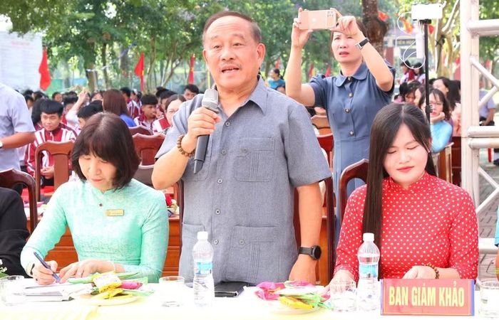 Đại diện Viện Nghiên cứu Sức khỏe Người cao tuổi và Y tế cộng đồng trao đổi với các thí sinh. (Ảnh: TT)