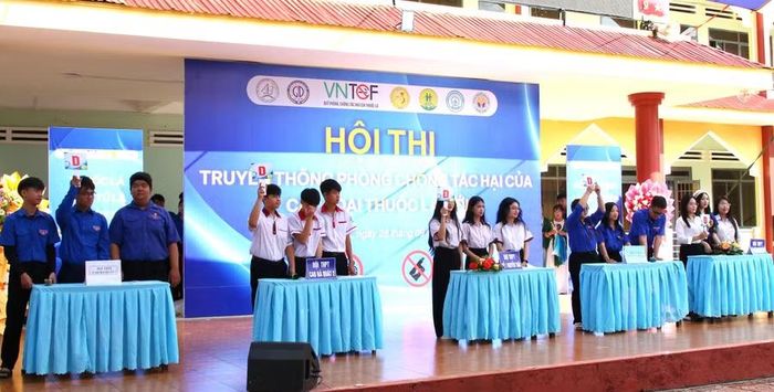 5 đội dự thi ở phần trả lời nhanh các câu hỏi. (Ảnh: TT)