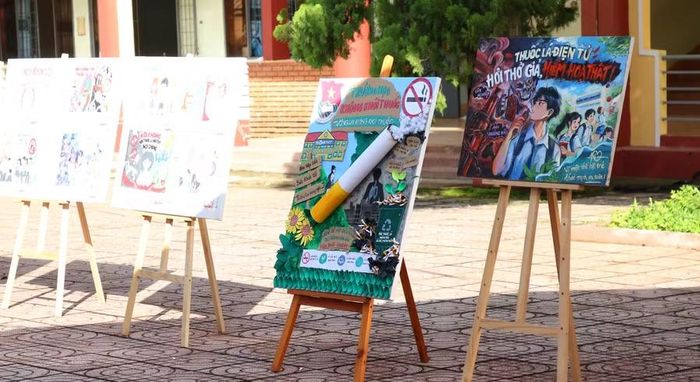 Khu vực trưng bày tranh tuyên truyền của học sinh Trường THPT Cao Bá Quát. (Ảnh: TT)