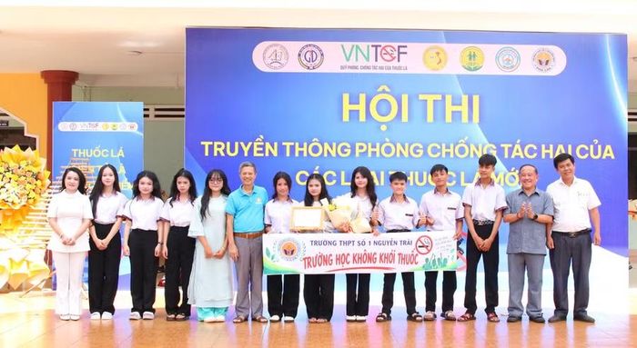 Đội thi Trường THPT số 1 Nguyễn Trãi đạt giải Ba. (Ảnh: TT)