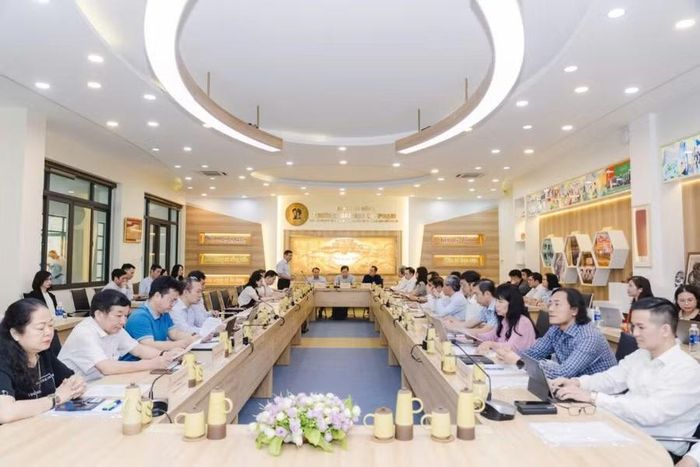 Hội thảo còn có tọa đàm chuyên gia gồm 2 phiên thảo luận: “Định hướng nghiên cứu khoa học giáo dục Việt Nam đến năm 2035” và “Định hướng phát triển công nghệ giáo dục Việt Nam trong kỷ nguyên AI”.