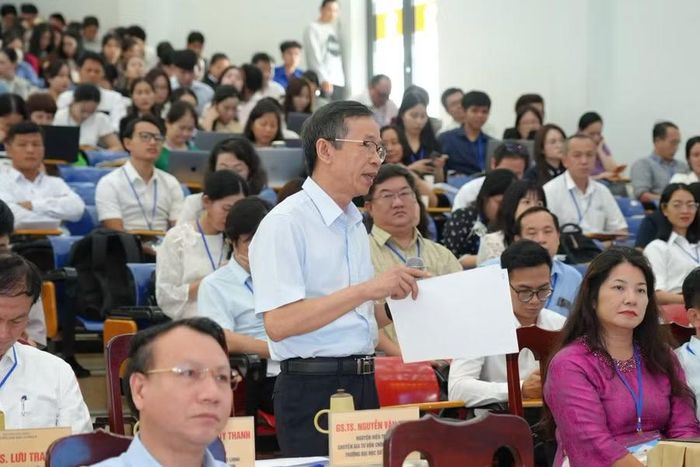GS.TS Nguyễn Văn Minh, nguyên Hiệu trưởng Trường Đại học Sư phạm Hà Nội phát biểu tại phiên toàn thể của Hội thảo.
