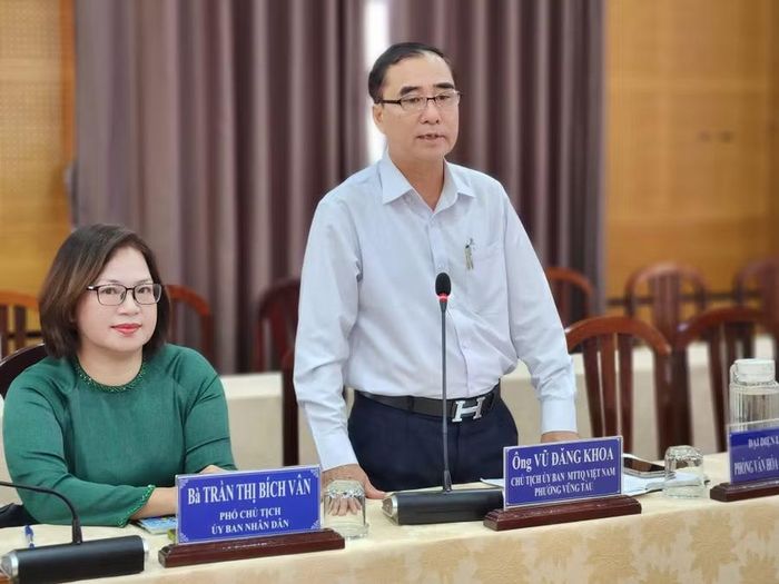 Bà Trần Thị Bích Vân - Phó Chủ tịch UBND Phường Vũng Tàu và ông Vũ Đăng Khoa - Chủ tịch Ủy ban MTTQ Việt Nam Phường Vũng Tàu.