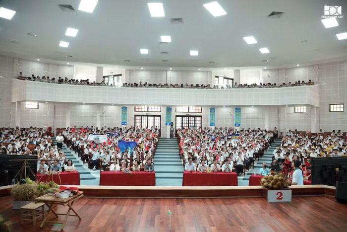 Quang cảnh tại Trường THPT Chuyên Bến Tre trong chương trình trực tiếp “Đường đến vinh quang” ngày 29/8/2026.