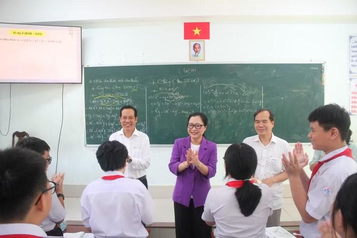 Thứ trưởng Nguyễn Thị Quyên Thanh chia sẻ cùng các em HS Trường THCS Ninh Kiều.
