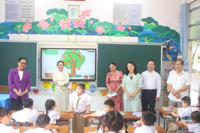 Thứ trưởng Nguyễn Thị Quyên Thanh thăm hỏi, động viên cô, trò Trường TH Ninh Kiều, phân hiệu Ngô Quyền.