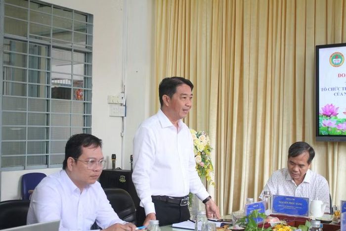 Ông Nguyễn Anh Hoài, Phó Chủ tịch UBND phường Ninh Kiều báo cáo tại buổi làm việc.