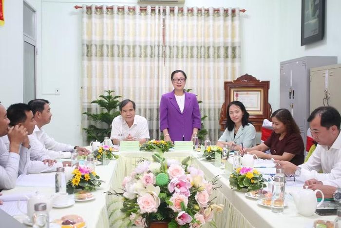 Thứ trưởng Nguyễn Thị Quyên Thanh trao đổi tại buổi làm việc tại Trường THCS Ninh Kiều.