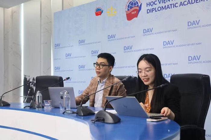 Ông Phan Việt Hưng (trái) tại buổi Tọa đàm “Thực tiễn bảo hộ công dân Việt Nam tại nước ngoài”. (Ảnh: NVCC)