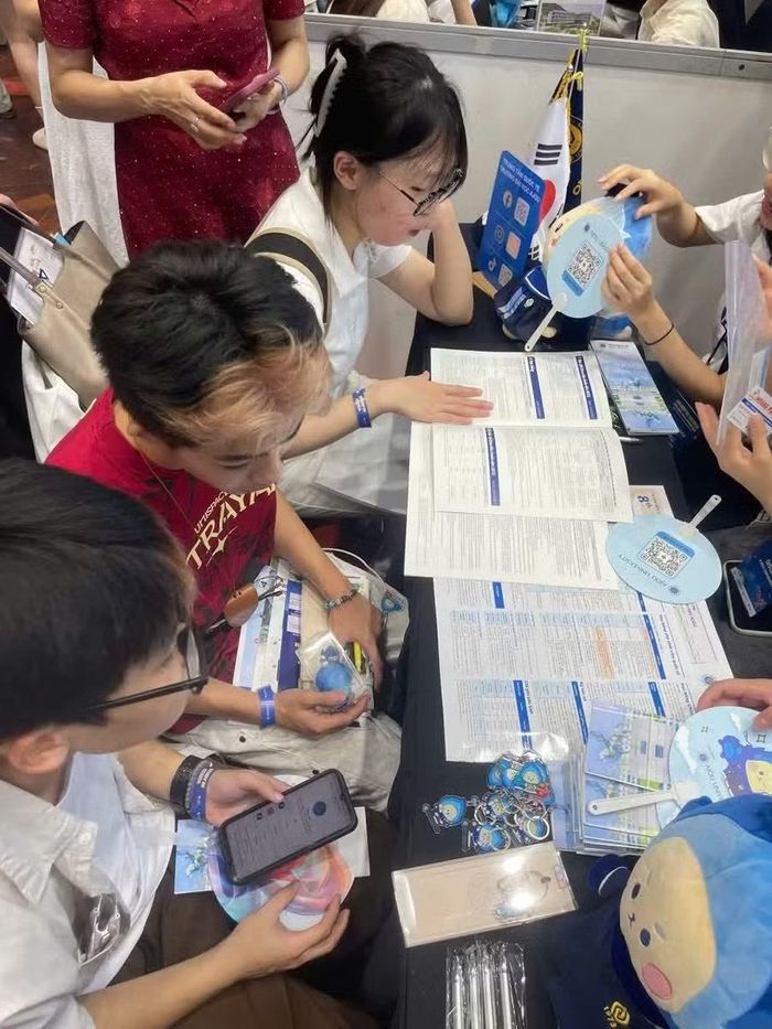 Người lao động, học sinh, sinh viên tìm hiểu thông tin tại Hội chợ Du học Hàn Quốc tổ chức tại Hà Nội. (Ảnh: Hà Trang)