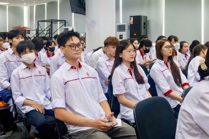 Tân sinh viên K22 Trường Cao đẳng Kinh tế TPHCM tham dự lễ khai giảng năm học 2026-2027. Ảnh: FBNT.