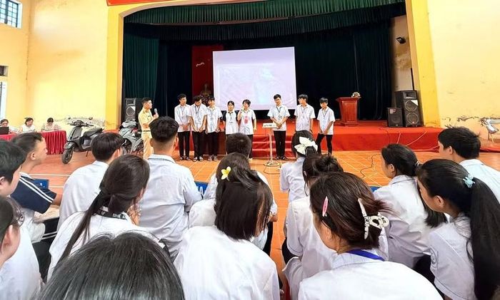 Học sinh Trường THPT Bắc Kiến Xương tham gia trả lời câu hỏi tình huống.