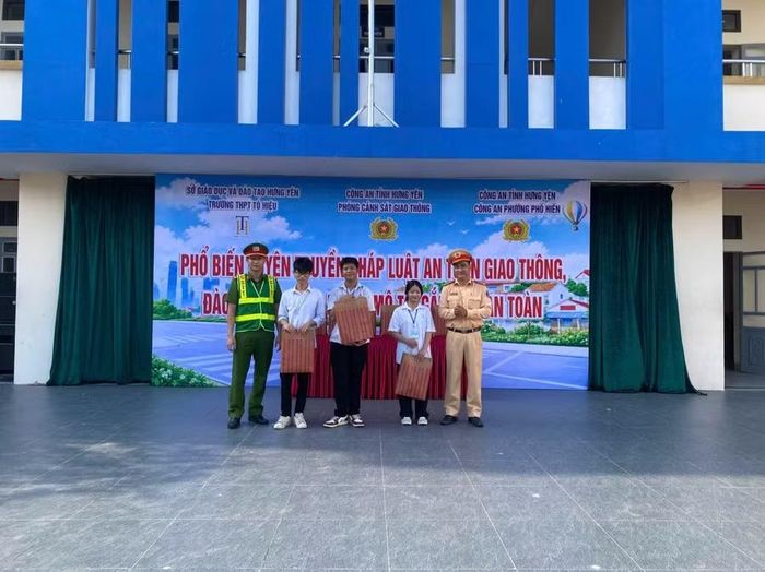 Các đơn vị còn trao nhiều phần quà ý nghĩa nhằm động viên học sinh có hoàn cảnh khó khăn.