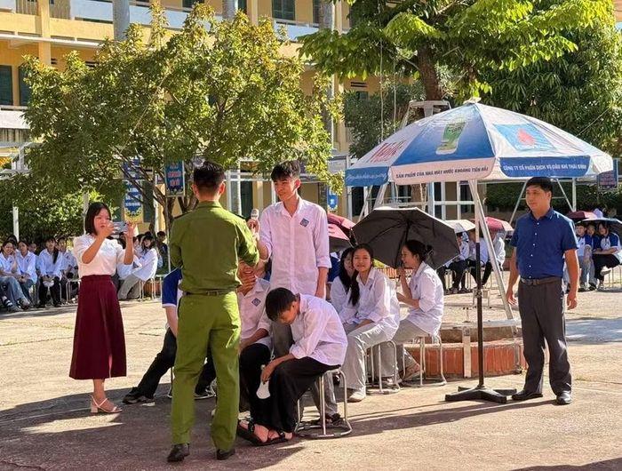 Học sinh Trường THPT Vũ Tiên trao đổi về hậu quả của bạo lực học đường.