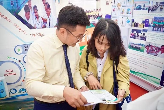 TS Văn Thiên Hào tại ngày hội tuyển sinh.