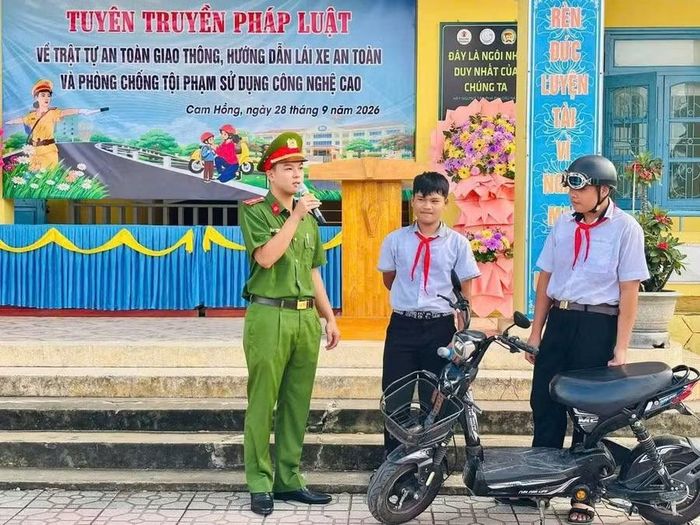 Công an xã Cam Hồng hướng dẫn học sinh kỹ năng tham gia giao thông an toàn.
