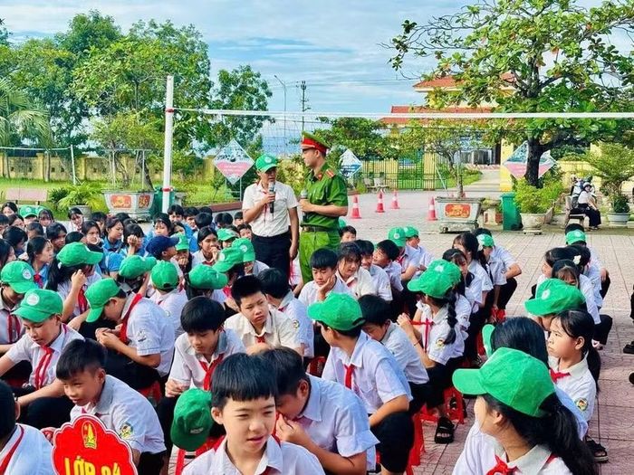 Học sinh Trường THCS Cam Hồng tham gia buổi tuyên truyền pháp luật về an toàn giao thông.
