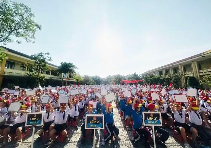 Học sinh hào hứng xử lý các tình huống giao thông trong hoạt động trải nghiệm.