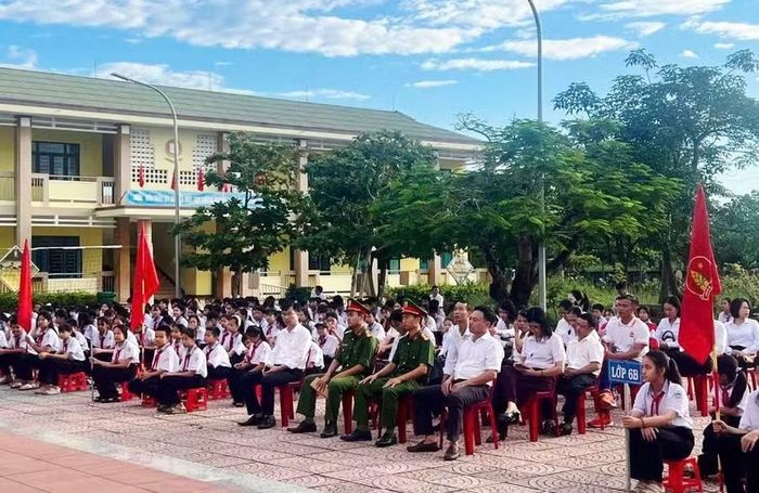 Học sinh Trường THCS Nguyễn Hàm Ninh trao đổi, xử lý các tình huống giao thông thực tế.