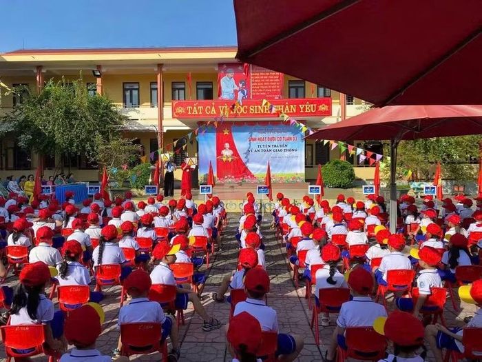 Học sinh Trường Tiểu học Đồng Phú tham gia sinh hoạt dưới cờ với chủ đề an toàn giao thông.
