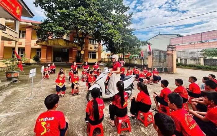 Học sinh Trường Tiểu học Số 1 Đồng Lê tham gia hoạt động trải nghiệm về an toàn giao thông.
