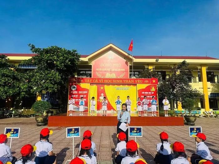 Hoạt động hỏi - đáp giúp học sinh Trường Tiểu học Đồng Phú củng cố kiến thức về giao thông.