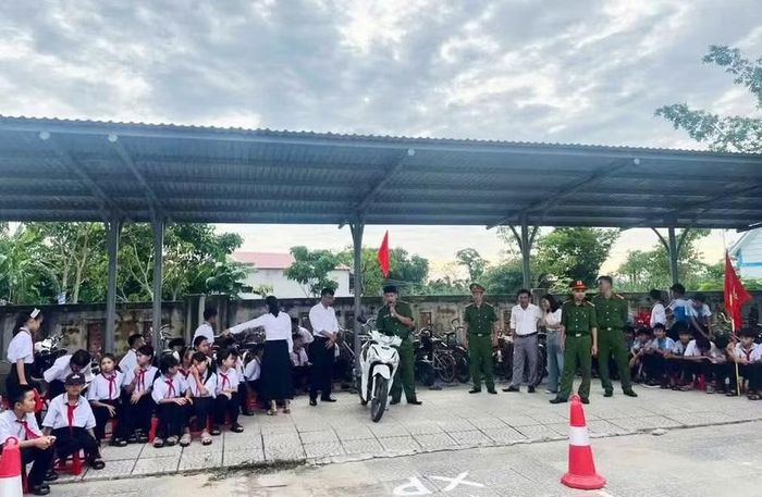 Công an xã Trung Thuần hướng dẫn học sinh Trường THCS Nguyễn Hàm Ninh kỹ năng lái xe an toàn.