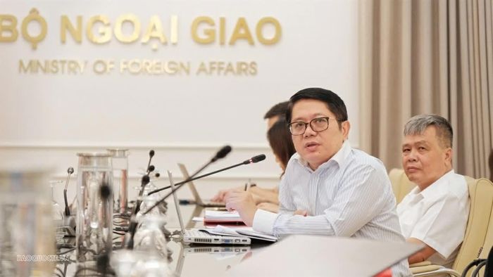Phó Chủ nhiệm Ủy ban Nhà nước về người Việt Nam ở nước ngoài Ngô Trịnh Hà phổ biến, trao đổi với Hội nghị về Nghị quyết số 23-NQ/TW ngày 2/8/2026 của Bộ Chính trị về công tác người Việt Nam ở nước ngoài. (Ảnh: Nguyễn Nhuận) 
