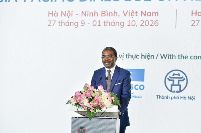 Ông Lazare Eloundou Assomo, Giám đốc Trung tâm Di sản thế giới phát biểu tại phiên khai mạc.