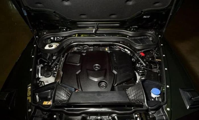 Mercedes-Benz G 450 d Vintage Look vẫn sử dụng động cơ diesel 3.0L sáu xi-lanh thẳng hàng, công suất 367 mã lực và mô-men xoắn 750 Nm.