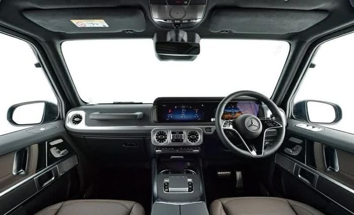 Mercedes-Benz không thay đổi bố cục khoang lái của G-Class hiện hành mà chủ yếu dùng màu sắc và vật liệu để tạo sự khác biệt.