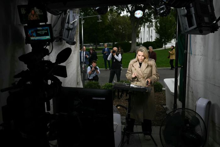  Phóng viên CNN Betsy Klein tác nghiệp tại khu vực làm việc bên ngoài Cánh Tây Nhà Trắng ngày 24/9, sau khi CNN được khôi phục quyền tiếp cận. Ngày 24/9, CNN, MS NOW và Politico được phép trở lại tác nghiệp tại Nhà Trắng sau khi Thẩm phán liên bang Timothy Kelly yêu cầu chính quyền Tổng thống Donald Trump tạm thời khôi phục quyền tiếp cận cho ba cơ quan báo chí. Phán quyết được đưa ra sau khi các hãng truyền thông khởi kiện lệnh cấm được ban hành ngày 18/9. Thẩm phán Kelly nhận định, động thái thu hồi thẻ tác nghiệp của các phóng viên được thực hiện mà không bảo đảm đầy đủ quy trình pháp lý theo Hiến pháp. Dù quyền tiếp cận được khôi phục, CNN cho biết, các phóng viên của hãng và MS NOW vẫn không được tiếp cận khu vực đón tiếp tại Nhà Trắng để đưa tin về chuyến thăm của Chủ tịch Trung Quốc Tập Cận Bình. (Nguồn: CNN) 