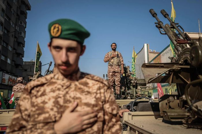  Lực lượng quân sự Iran diễu hành trên đường phố Tehran ngày 18/9. Hàng trăm nghìn tình nguyện viên Iran ngày 18/9 tham gia cuộc diễu hành tại thủ đô Tehran, hưởng ứng chiến dịch “Janfaday-e Iran” do chính phủ phát động nhằm tăng cường tinh thần đoàn kết và chuẩn bị lực lượng dự bị. Chính quyền Iran cho biết, hơn 600.000 người đã đăng ký tham gia các khóa huấn luyện quân sự ngắn hạn, trong khi truyền thông nhà nước ước tính hơn 300.000 người xuống đường. Cuộc diễu hành cũng là dịp Iran phô diễn năng lực quân sự với sự xuất hiện của pháo phòng không, súng máy và các máy bay không người lái (UAV). Lực lượng Vệ binh cách mạng Hồi giáo Iran (IRGC) thông báo, các tình nguyện viên sẽ được huấn luyện để tham gia “chiến dịch phòng thủ toàn diện”. (Nguồn: The Guardian) 