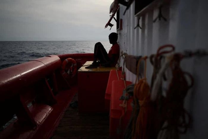  Một người di cư Nam Sudan nhìn ra biển khi tàu cứu hộ Ocean Viking của SOS Méditerranée di chuyển về phía Marina di Carrara, Italy. Theo Tổ chức Di cư quốc tế (IOM), khoảng 60.000 người di cư và người tị nạn đã vượt Địa Trung Hải để tới châu Âu trong năm nay, giảm 39% so với khoảng 98.000 người cùng kỳ năm 2025. Tuy nhiên, hành trình ngày càng nguy hiểm khi ít nhất 2.292 người thiệt mạng hoặc mất tích, cao hơn con số 1.999 người của năm ngoái. IOM kêu gọi mở rộng các con đường nhập cảnh hợp pháp vào châu Âu và tăng cường các chính sách nhằm giảm rủi ro trên các tuyến di cư. Diễn biến này diễn ra trong bối cảnh các đảng cánh hữu tại châu Âu ngày càng gia tăng sức ép nhằm siết chặt chính sách kiểm soát biên giới. Trong khi đó, Liên minh châu Âu (EU) đã nhất trí các quy định mới cho phép đưa người di cư trở về những quốc gia ngoài khối. (Nguồn: Sight Magazine) 