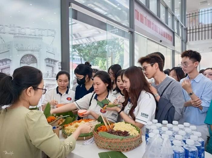 Bạn trẻ trải nghiệm đi chợ tại tọa đàm và triển lãm “Tiền nhân lập chợ”. (Ảnh: Minh Hòa)