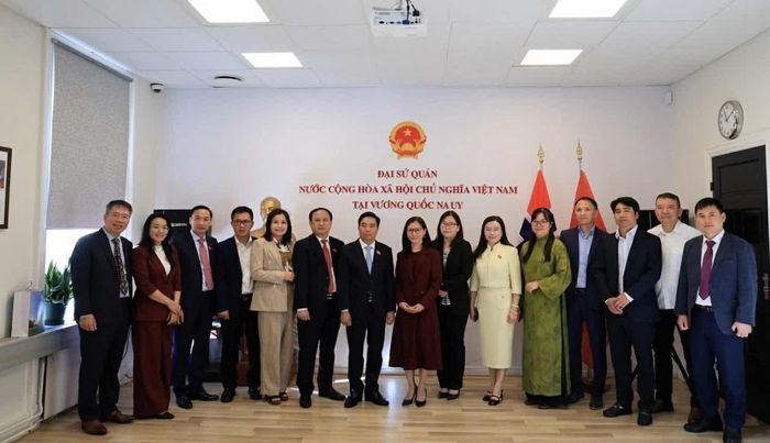 Phó Chủ tịch Quốc hội Nguyễn Doãn Anh cùng cán bộ, nhân viên Đại sứ quán Việt Nam tại Na Uy. (Nguồn: Đại sứ quán Việt Nam tại Na Uy)