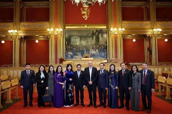 Phó Chủ tịch Quốc hội Nguyễn Doãn Anh và Đoàn đại biểu Quốc hội Việt Nam cùng Phó Chủ tịch thứ nhất Quốc hội Na Uy Morten Stordalen tại Tòa nhà Quốc hội Na Uy. (Nguồn: Đại sứ quán Việt Nam tại Na Uy)