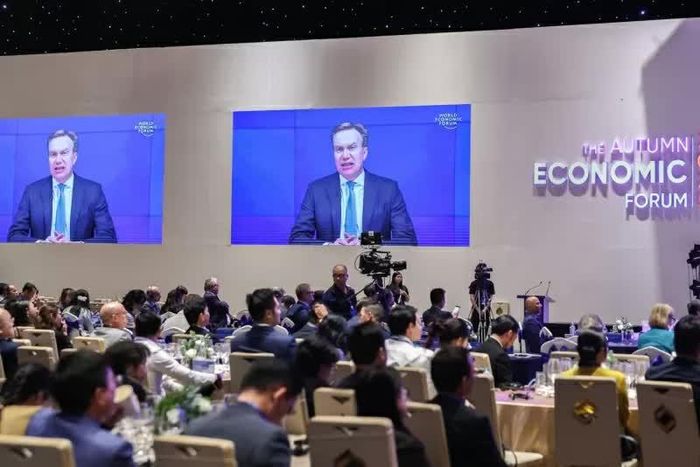 Chủ tịch điều hành WEF Borge Brende phát biểu ghi hình về định hướng chiến lược của WEF trong thúc đẩy chuyển đổi kép toàn cầu và tăng cường hợp tác với các quốc gia, trong đó có những hợp tác chiến lược với Việt Nam, trong khuôn khổ Diễn đàn Kinh tế mùa Thu 2025. (Nguồn: VGP)