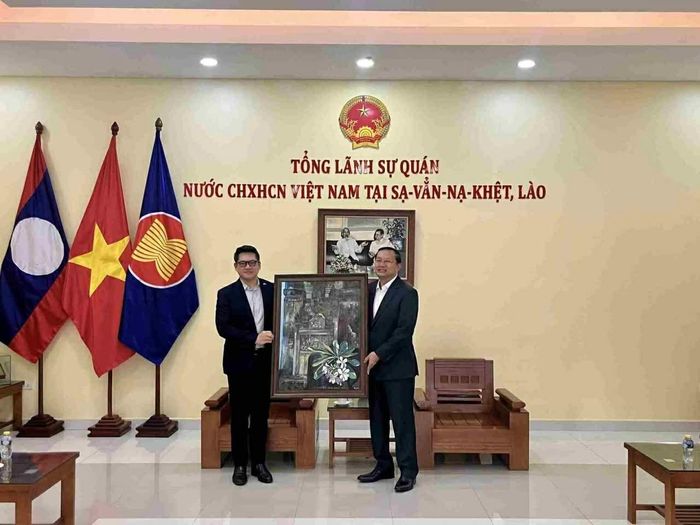Tổng Lãnh sự Nguyễn Văn Dũng và Tổng Lãnh sự Patt Padhamachit tại cuộc gặp. (Nguồn: TLSQ Việt Nam tại Savannakhet)