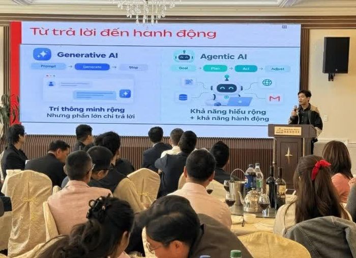 ông Nam Võ, kỹ sư máy học cao cấp tại Pinterest, nền tảng chia sẻ và khám phá hình ảnh của Mỹ trình bày về sự phát triển của AI tác nhân. (Nguồn: Tổng Lãnh sự quán Việt Nam tại San Francisco)