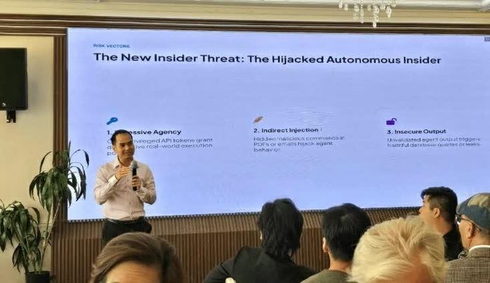 Ông Trung Phan, kỹ sư phần mềm tại Google, chia sẻ tại sự kiện về việc bảo đảm an toàn cho tính tự chủ trong kỷ nguyên AI tác nhân. (Nguồn: Tổng Lãnh sự quán Việt Nam tại San Francisco)